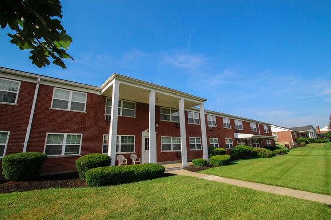 Lake of the Woods in Mount Healthy, OH - Foto de edificio - Building Photo
