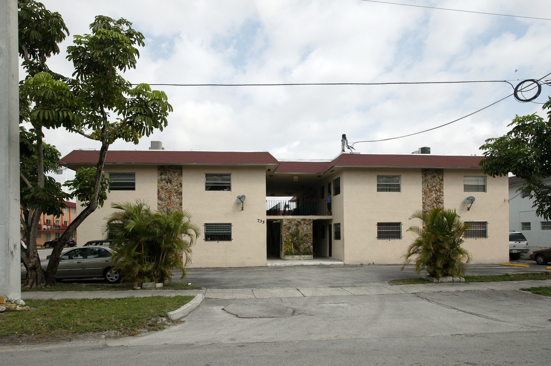 735 SW 15th St in Hialeah, FL - Building Photo