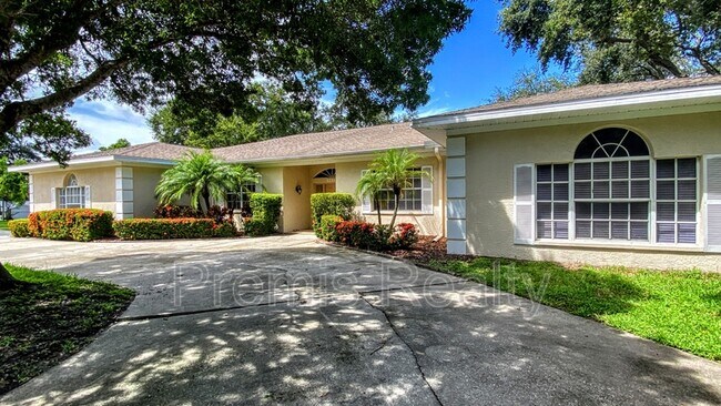 642 Weathersfield Dr in Dunedin, FL - Building Photo - Building Photo