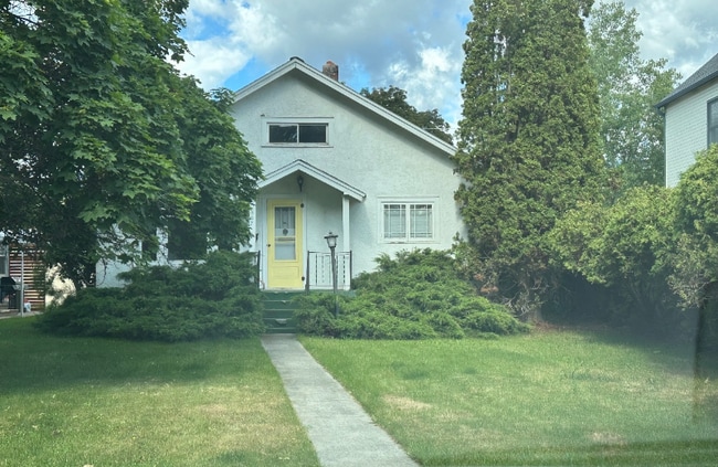 property at 807 S 2nd St