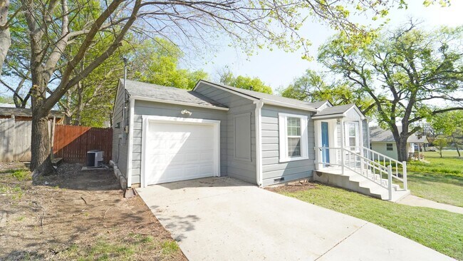 313 E Columbia St in Weatherford, TX - Building Photo - Building Photo