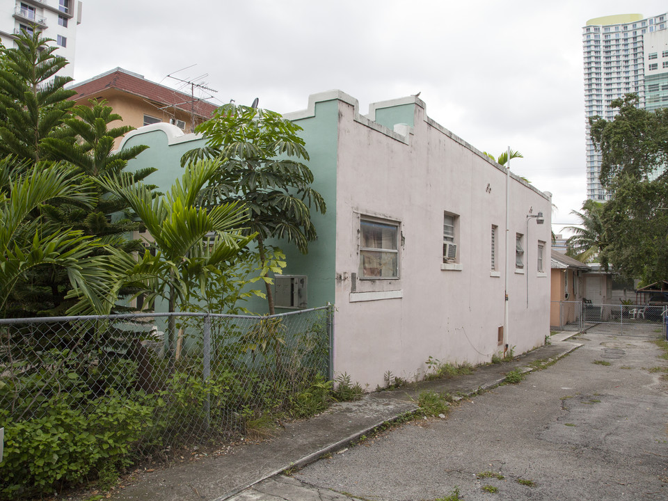 161 SW 9th St in Miami, FL - Building Photo