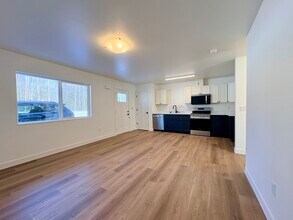 6740 W Lilly Pad Cir, Unit 1 in Wasilla, AK - Foto de edificio - Building Photo