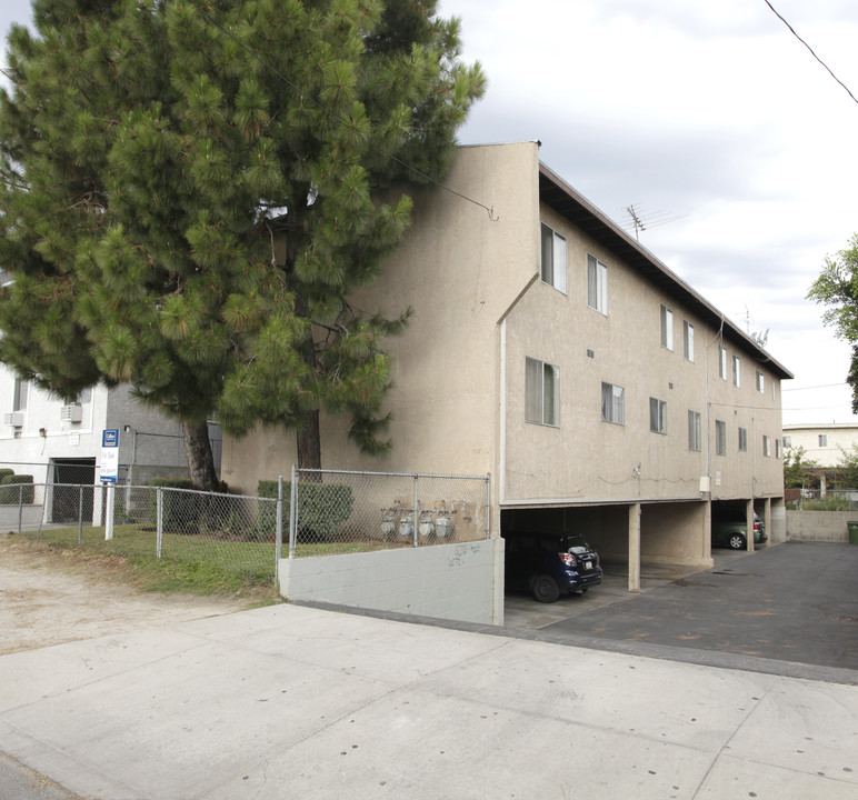 6923 Morella Ave in North Hollywood, CA - Foto de edificio