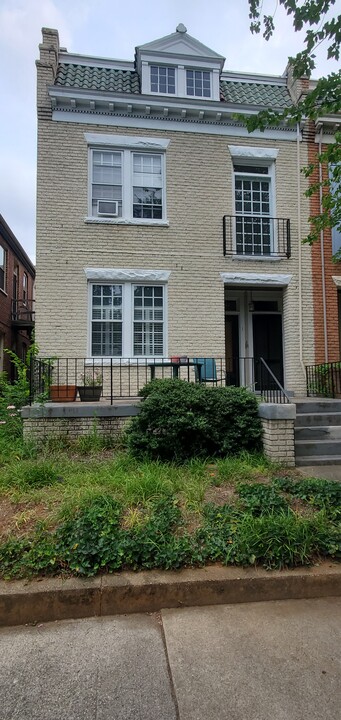 2422 Stuart Ave in Richmond, VA - Building Photo