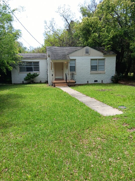 106 Cavalier Dr in Pensacola, FL - Building Photo