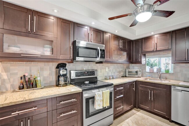 property at 9410 N Hollybrook Lake Dr