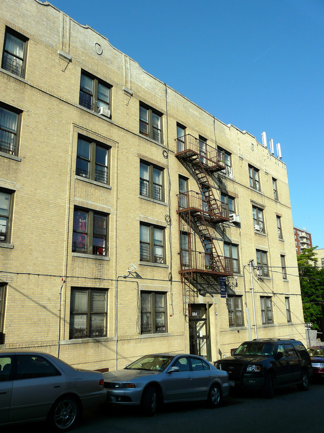 664 E 213th St in Bronx, NY - Foto de edificio - Building Photo