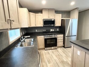 29810 W Essex Ct in New Baltimore, MI - Foto de edificio - Building Photo