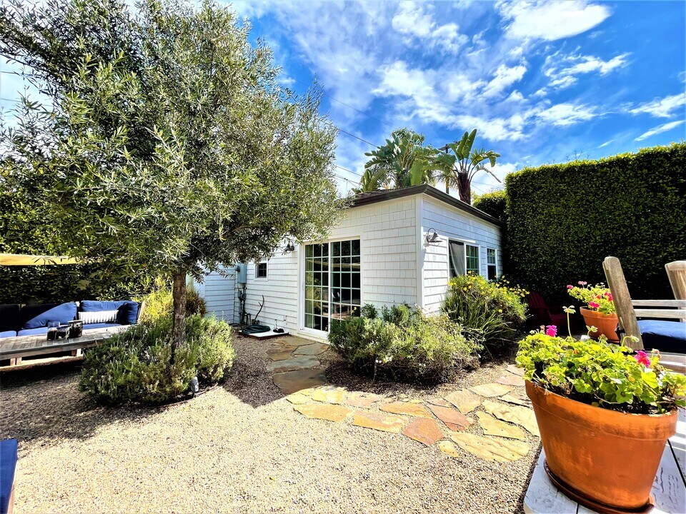 2902 Ocean Ave in Venice, CA - Building Photo
