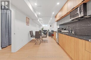 31 Edinburgh Dr in Toronto, ON - Building Photo