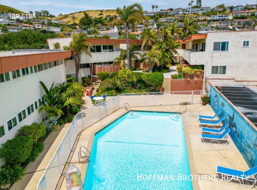 2161 W 25th St in Los Angeles, CA - Building Photo