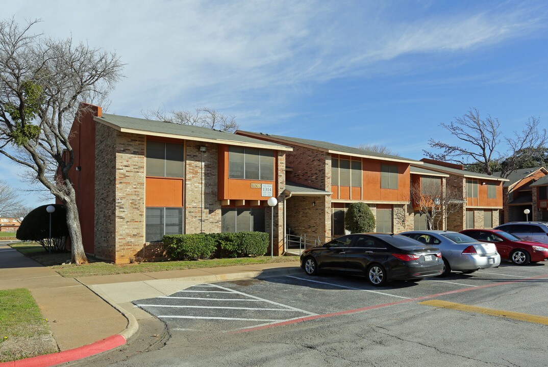 Villa Bella in Euless, TX - Building Photo