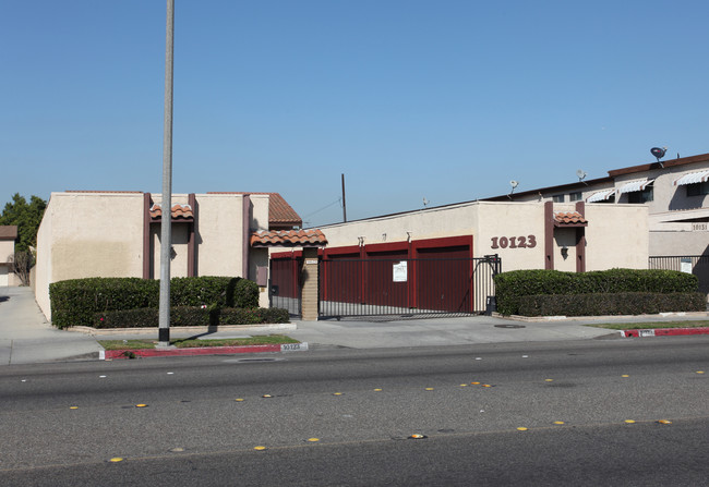 10123 Alondra Blvd in Bellflower, CA - Foto de edificio - Building Photo