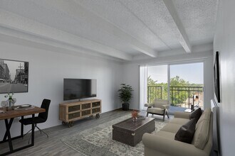 Liv on Steele in Denver, CO - Foto de edificio - Building Photo