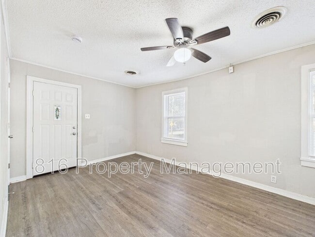 1901 S Ash Ave in Independence, MO - Building Photo - Building Photo