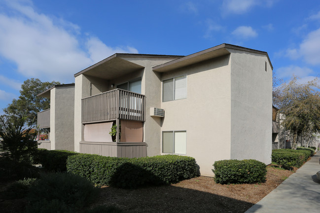 Pepper Creek in El Cajon, CA - Foto de edificio - Building Photo