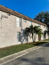 10383 N Kendall Dr in Miami, FL - Building Photo - Building Photo