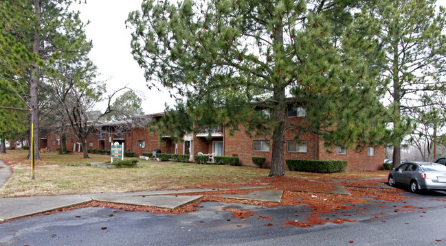 Collinswood Lake Apartments in Portsmouth, VA - Building Photo - Building Photo