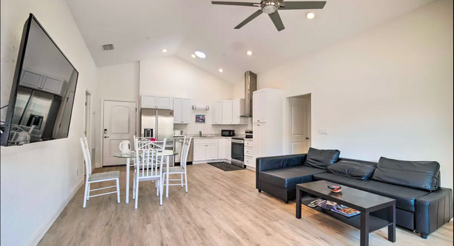 2805 Shantiniketan Blvd in Tavares, FL - Building Photo - Building Photo
