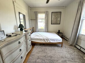 184 Ash St, Unit 1 in Waltham, MA - Foto de edificio - Building Photo