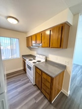 1750 Karen Ave in Las Vegas, NV - Building Photo - Building Photo