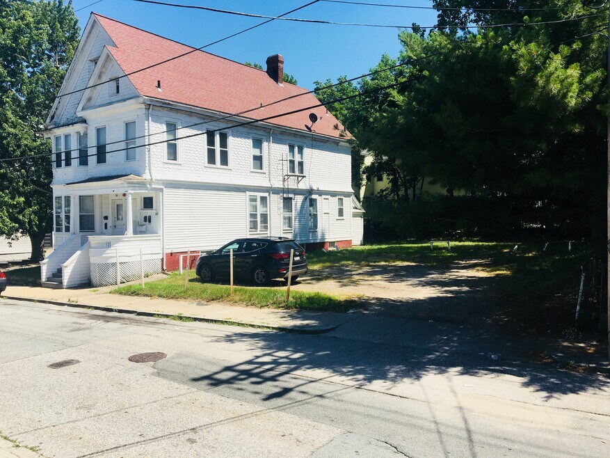 881 Broad St Apartments and Nearby Central Falls Apartments For Rent