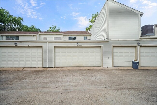 1998 Augusta Dr in Houston, TX - Building Photo - Building Photo