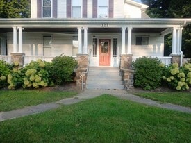 321 Grant St in Geneva, OH - Building Photo