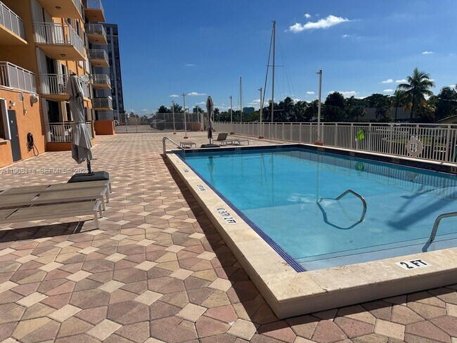 2450 NE 135th St in North Miami, FL - Foto de edificio - Building Photo