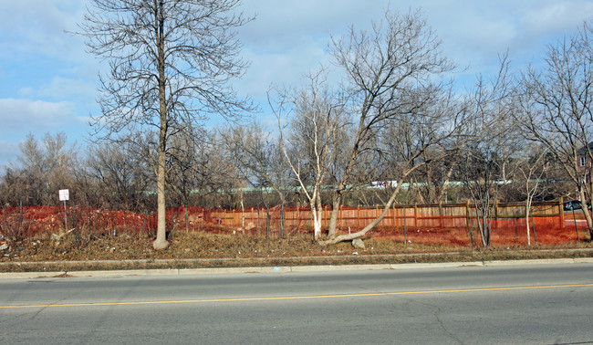 Bloor Park Village in Oshawa, ON - Building Photo - Building Photo