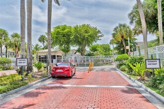 17520 NW 67th Pl in Hialeah, FL - Building Photo - Building Photo