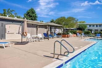 1060 Los Gamos Rd in San Rafael, CA - Building Photo - Building Photo