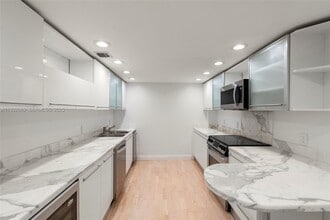 199 Ocean Ln Dr in Key Biscayne, FL - Building Photo - Building Photo