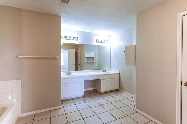 2103 Charlton House Ln