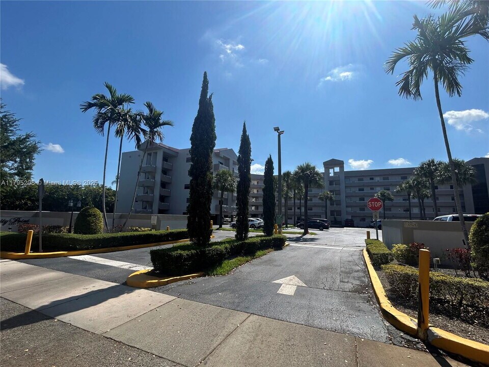 15969 NW 64th Ave in Hialeah, FL - Building Photo