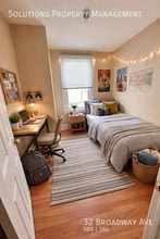 **Rooms Available Less Than 1 Block From Campus** in Hamilton, ON - Building Photo - Building Photo