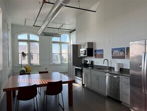 102 E 2nd St in Taylor, TX - Building Photo - Building Photo