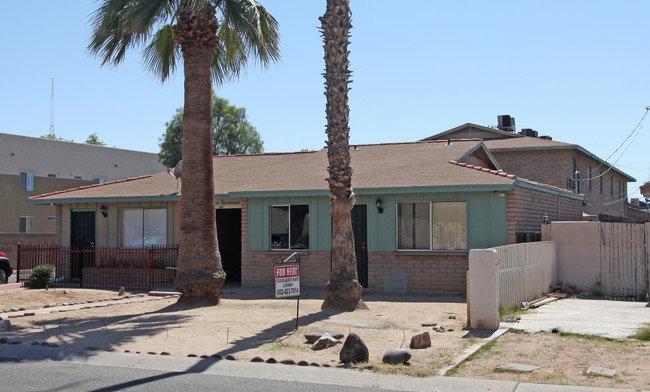 Los Amigos Apartments in Phoenix, AZ - Building Photo - Building Photo