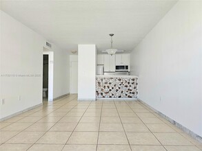 1225 NE 124th St in North Miami, FL - Building Photo - Building Photo