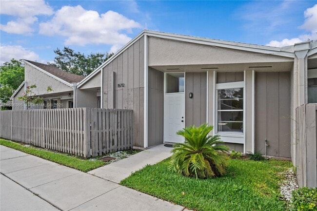 15712 Woodgate Ct in Sunrise, FL - Building Photo - Building Photo