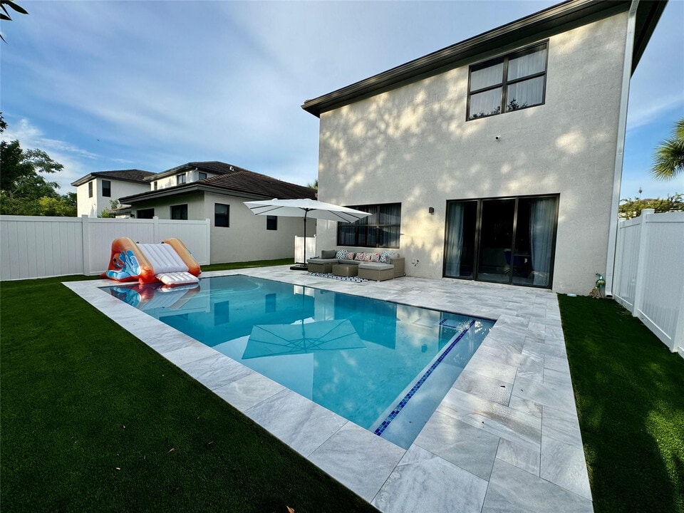 4915 Whispering Way in Fort Lauderdale, FL - Building Photo