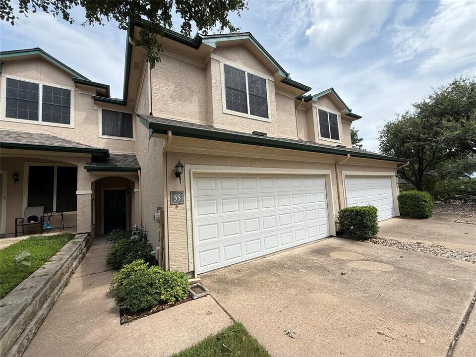2100 Pipers Field Dr in Austin, TX - Building Photo
