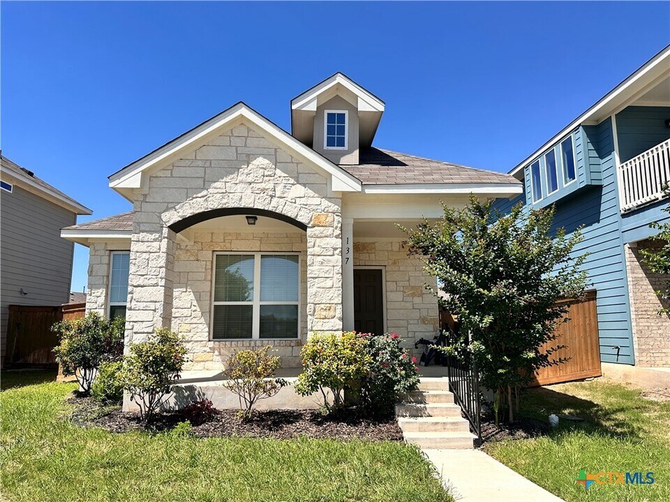 137 Rustic Glen Dr in San Marcos, TX - Building Photo