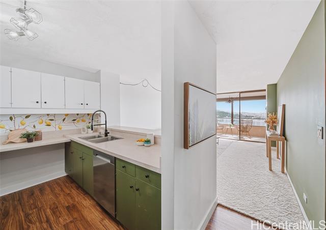 1717 Mott Smith Dr in Honolulu, HI - Building Photo