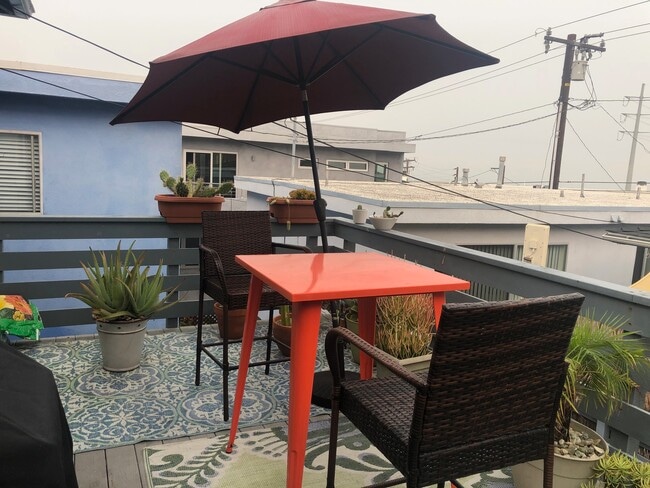 441 36th St, Unit upper in Manhattan Beach, CA - Foto de edificio - Building Photo