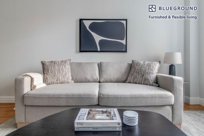 210 W 70th St in New York, NY - Building Photo - Building Photo