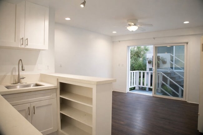 733 Manhattan Beach Blvd in Manhattan Beach, CA - Building Photo - Building Photo