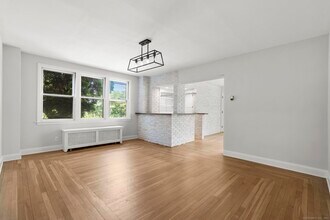 1070 Whitney Ave in Hamden, CT - Foto de edificio - Building Photo