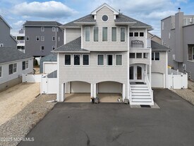 42 Bay Breeze Dr in Toms River, NJ - Building Photo
